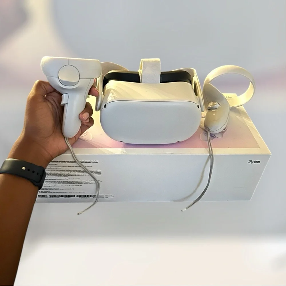 Oculus White Standalone VR Headset with Touch Controllers